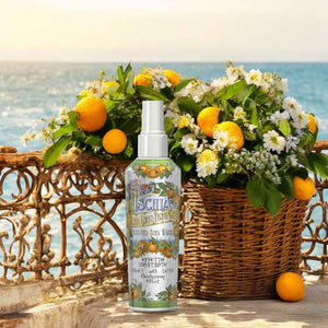 L'acqua corpo profumata della linea Ischia delle Maioliche di Rudy, davanti ad un cesto di fiori d'arancio