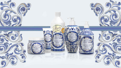 Le Maioliche di Rudy, collezione Erbe del Mediterraneo. Rappresentati da sinistra a destra: Crema corpo 500ml, Crema mani 100ml, Ricarica sapone liquido 1L, Bagno e Docciaschiuma 700ml, Sapone liquido 500ml.