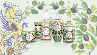 Le Maioliche di Rudy, collezione Olio d'oliva italiano. Rappresentati da sinistra a destra: Crema corpo 500ml, Crema mani 100ml, Ricarica sapone liquido 1L, Bagno e Docciaschiuma 700ml, Sapone liquido 500ml