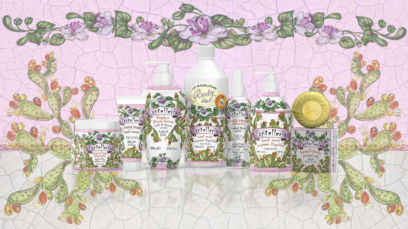 Le Maioliche di Rudy, collezione Pantelleria. Rappresentati da sinistra a destra: Crema corpo 500ml, Crema amni 100ml, Bagno e Docciaschiuma 700ml, Acqua corpo profumata 150ml, Sapone liquido mani 500ml, Saponetta solida 100g.