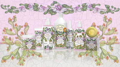 Le Maioliche di Rudy, collezione Pantelleria. Rappresentati da sinistra a destra: Crema corpo 500ml, Crema amni 100ml, Bagno e Docciaschiuma 700ml, Acqua corpo profumata 150ml, Sapone liquido mani 500ml, Saponetta solida 100g.