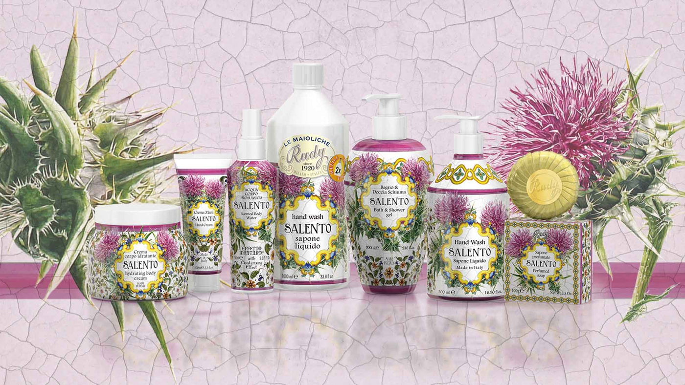 Le Maioliche di Rudy, collezione Salento. Rappresentati da sinistra a destra: Crema corpo 500ml, Crema mani 100ml, Acqua corpo profumata 150ml, Ricarica sapone liquido 1L, Bagno e Docciaschiuma 700ml, Sapone liquido mani 500ml, Saponetta solida 100g.