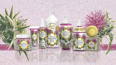 Le Maioliche di Rudy, collezione Salento. Rappresentati da sinistra a destra: Crema corpo 500ml, Crema mani 100ml, Acqua corpo profumata 150ml, Ricarica sapone liquido 1L, Bagno e Docciaschiuma 700ml, Sapone liquido mani 500ml, Saponetta solida 100g.