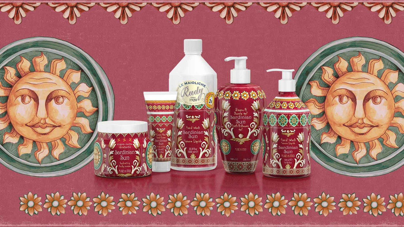 Le Maioliche di Rudy, collezione Sole di Sardegna. Rappresentati da sinistra a destra: Crema corpo 500ml, Crema mani 100ml, Ricarica per sapone liquido 1L, Bagno e docciaschiuma 700ml, Sapone liquido mani 500ml