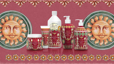 Le Maioliche di Rudy, collezione Sole di Sardegna. Rappresentati da sinistra a destra: Crema corpo 500ml, Crema mani 100ml, Ricarica per sapone liquido 1L, Bagno e docciaschiuma 700ml, Sapone liquido mani 500ml