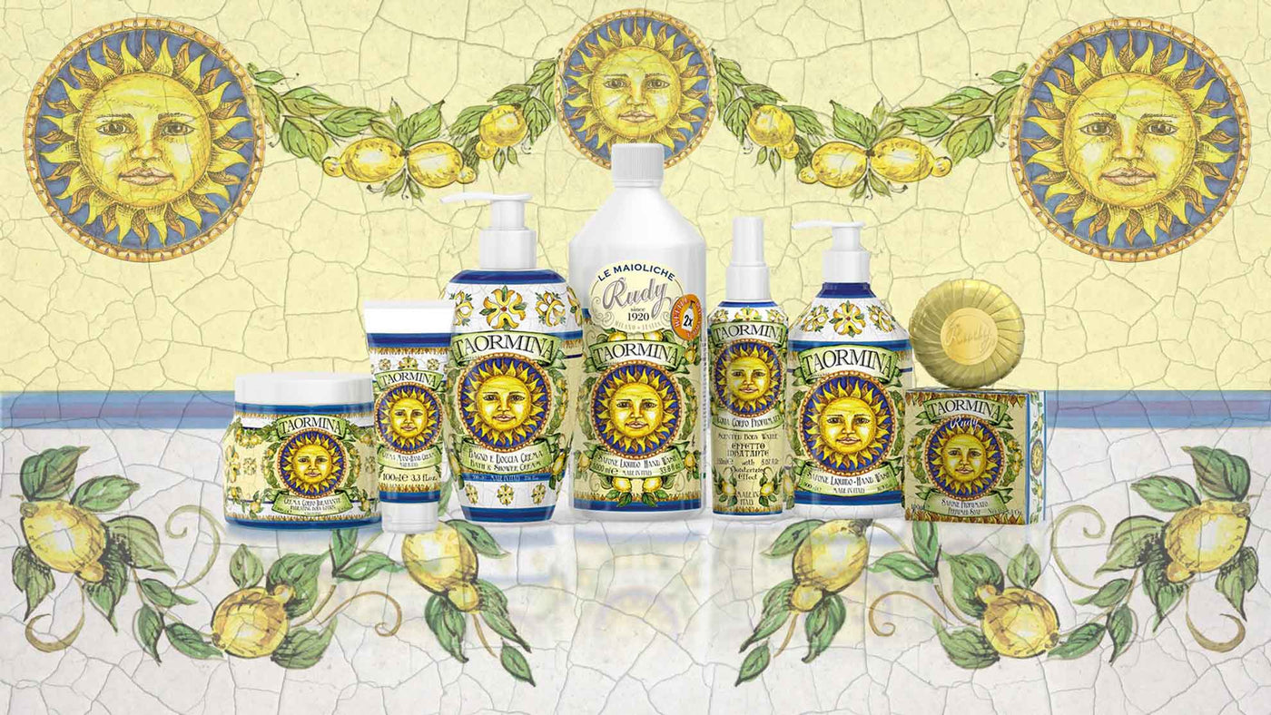 Le Maioliche di Rudy, collezione Taormina. Rappresentati da sinistra a destra: Crema corpo 500ml, Crema mani 100ml, Bagno e docciaschiuma 700ml, Acqua corpo profumata 150ml, Sapone liquido mani 500ml, Saponetta solida 100g